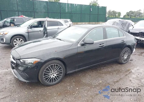 2025 Mercedes-Benz C 300 z USA, uszkodzony, nr VIN W1KAF4HB4SR244402